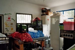 Der Raum ist winzig. Er dient nur zum Lagern der Lebensmittel. Gekocht wird draußen.